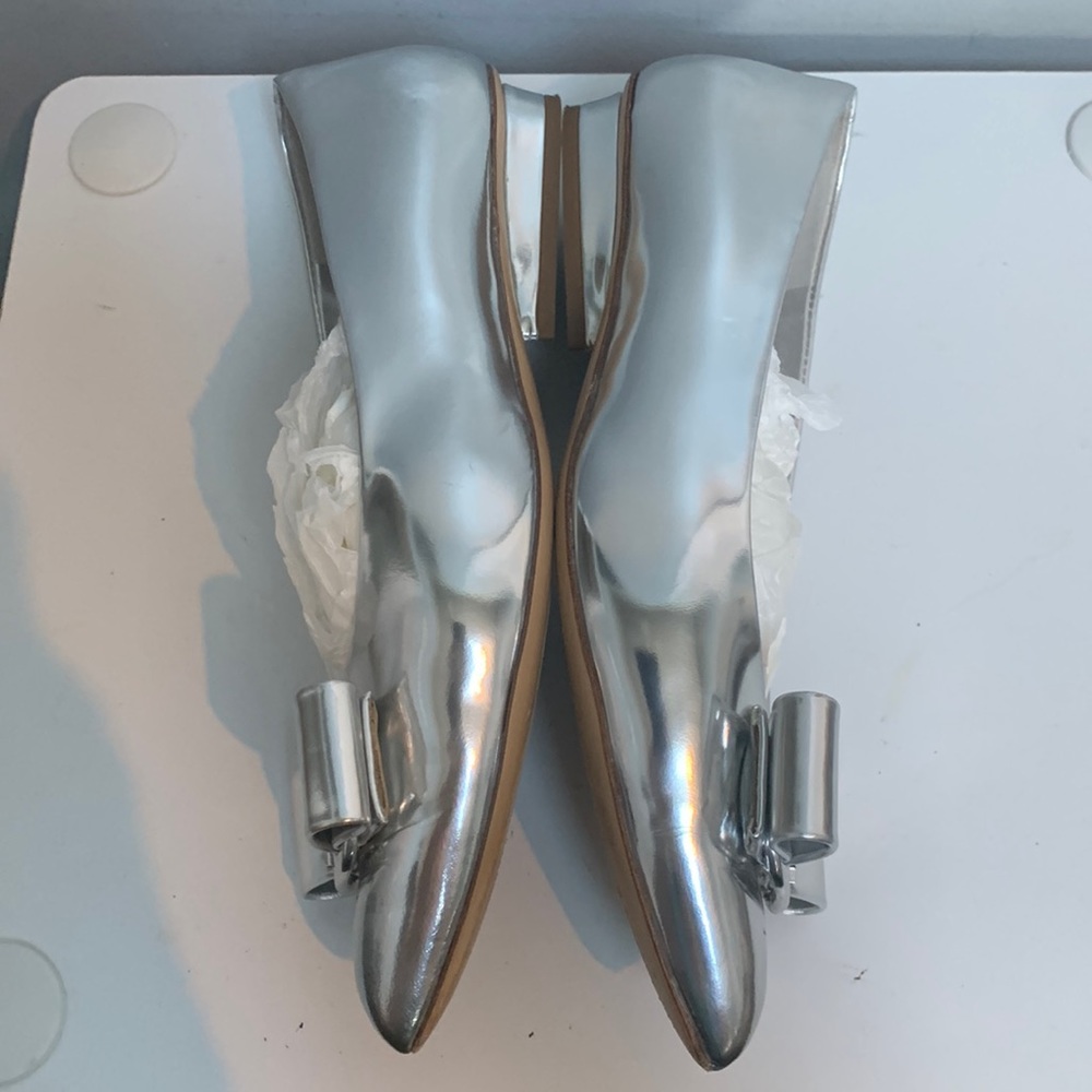 ❌sold❌ Authentic Ferragamo Viva leather silver mirror flats - Picture 4 of 17